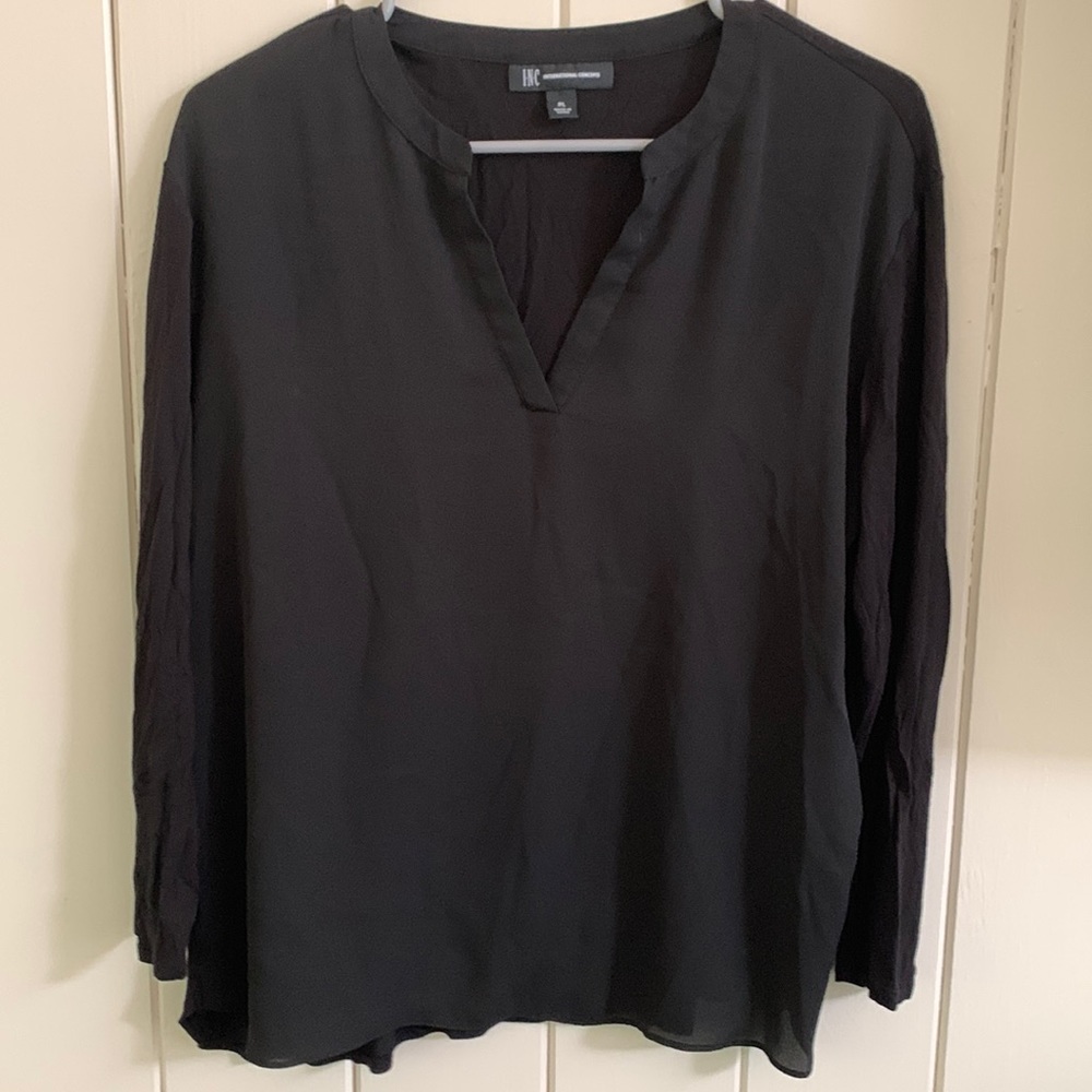 INC: Vneck black work top
